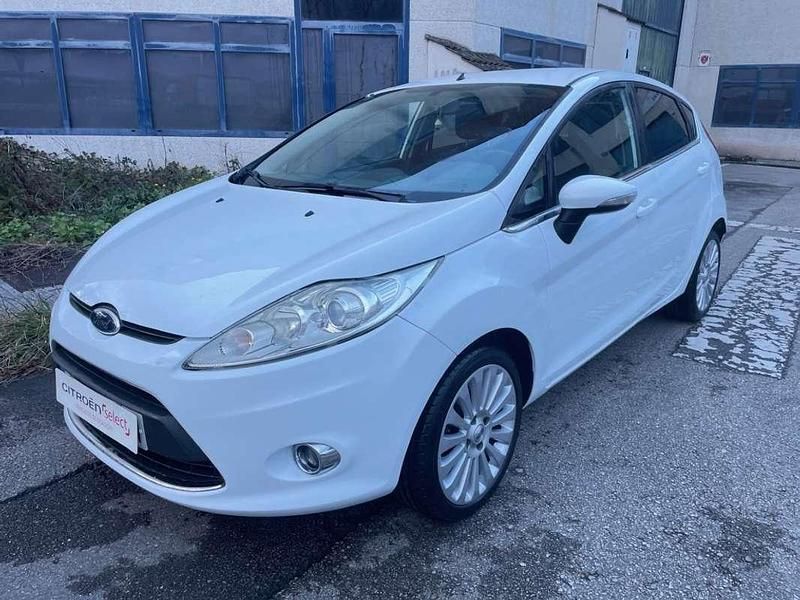 Usado Ford Fiesta Titanium 95 CV (69 kW) 2010 Blanco Utilitario
