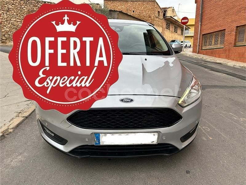 Gris / plata Usado 2015 Ford Focus Sport Berlina | 5499 € (Un poco caro) - Imagen 1/4