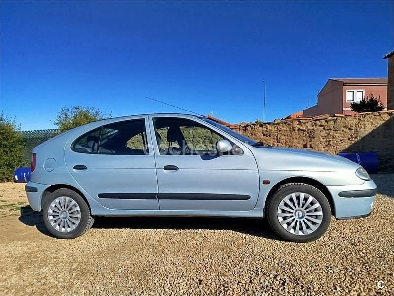 Usado Renault Mégane II Authentique 80 CV (58 kW) 2002 Gris / plata Berlina
