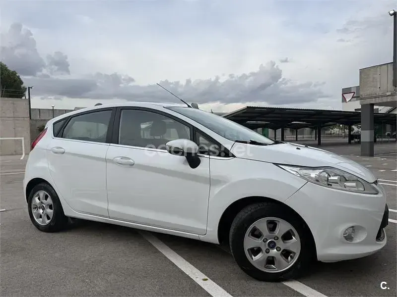Usado Ford Fiesta 95 CV (69 kW) 2012 Blanco Berlina