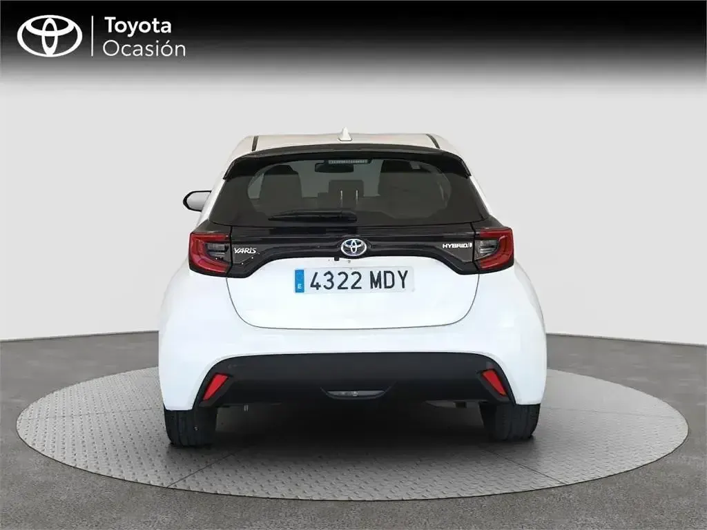 Usado Toyota Yaris Hybrid Active 116 CV (85 kW) 2023 Blanco Monovolumen