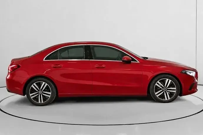 Usado Mercedes A180 116 CV (85 kW) 2021 Rojo Berlina