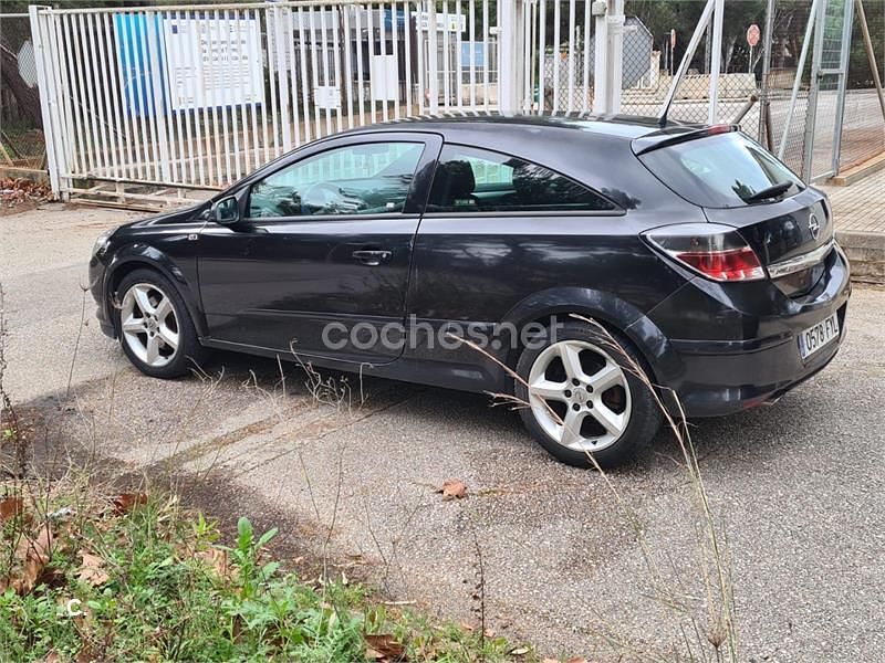 Usado Opel Astra GTC Sport 150 CV (110 kW) 2007 Negro Berlina
