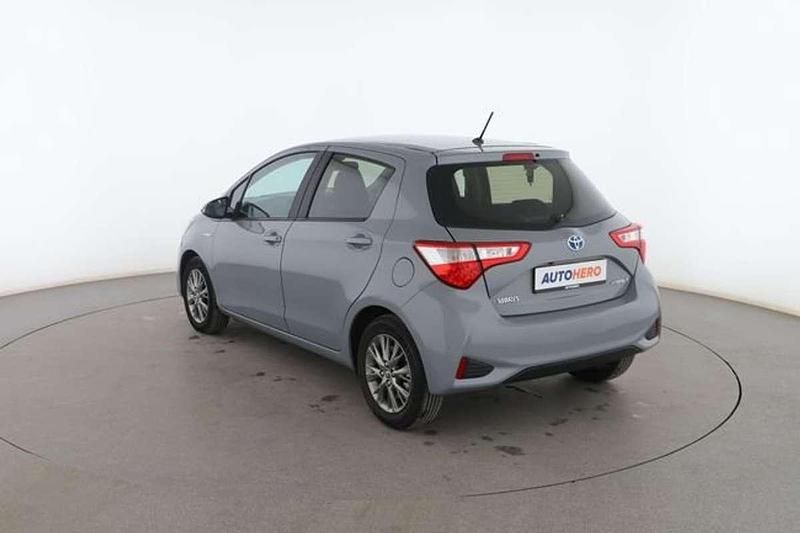 Usado Toyota Yaris Hybrid Active 75 CV (55 kW) 2018 Gris Berlina