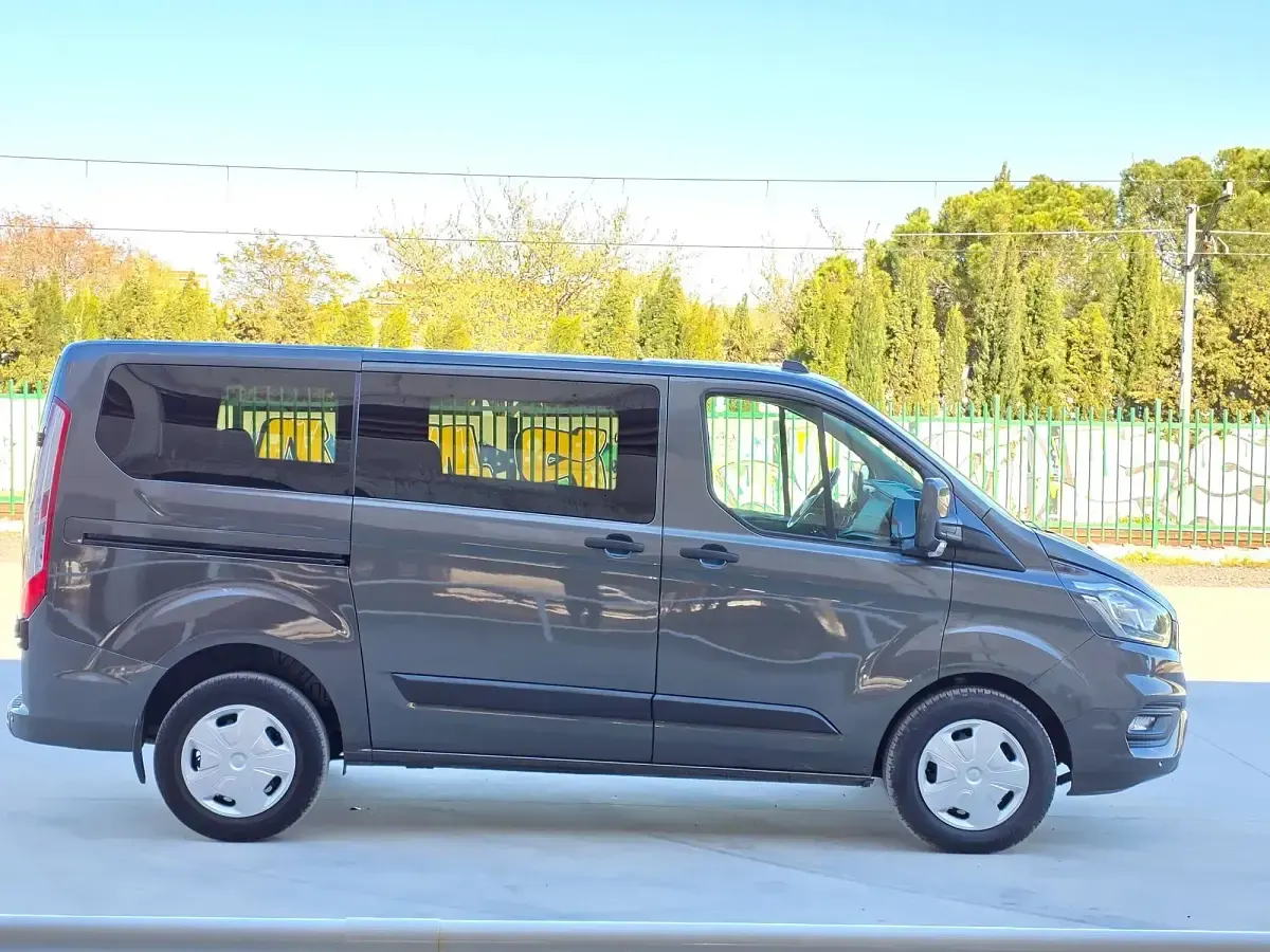 Usado Ford Transit Custom Trend 131 CV (96 kW) 2022 Gris Familiar