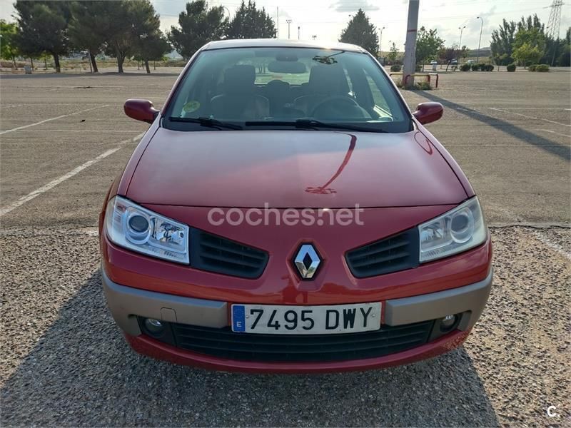 Usado Renault Mégane II Privilege 130 CV (95 kW) 2006 Granate Berlina