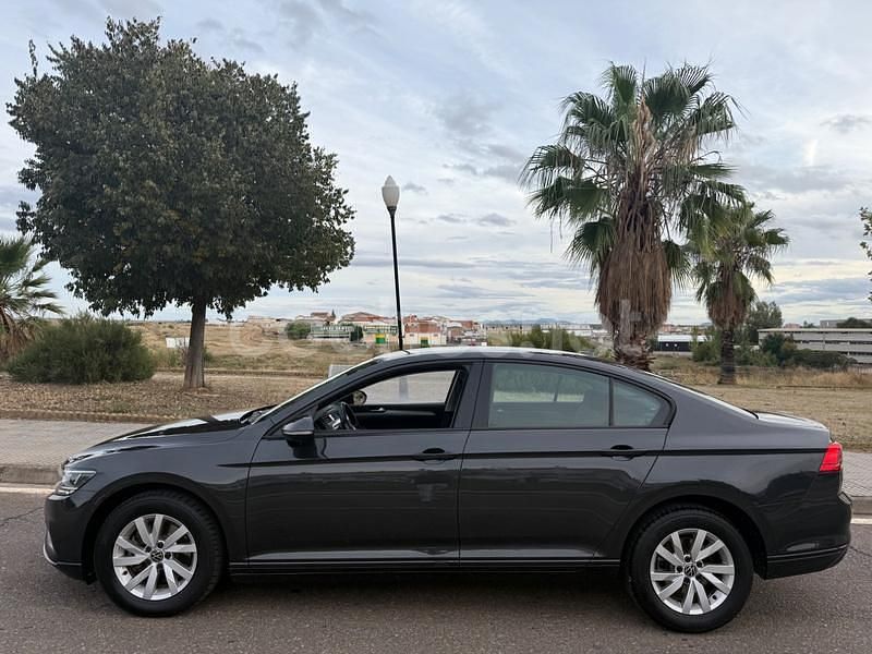 Usado VW Passat 150 CV (110 kW) 2021 Gris / plata Familiar