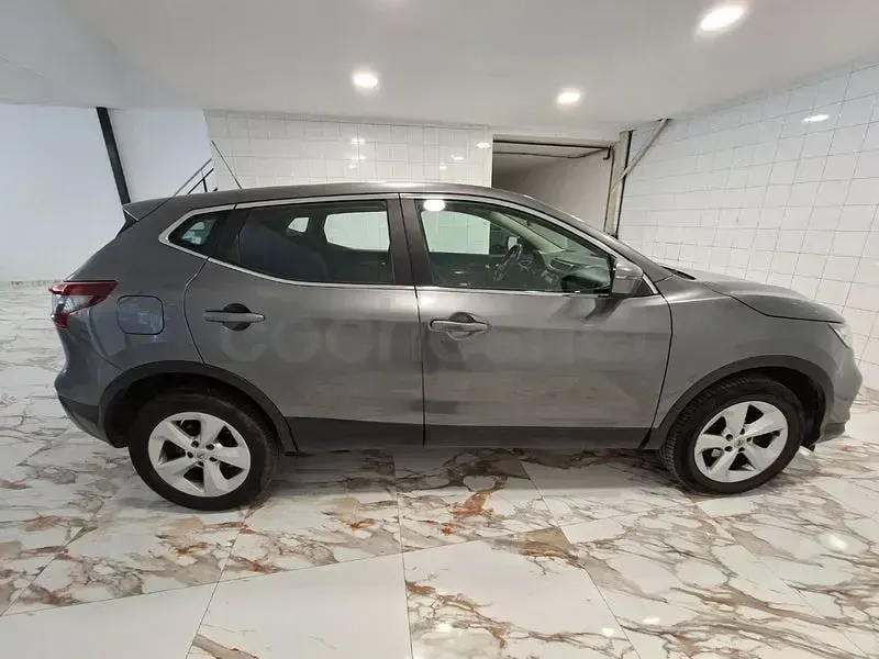 Usado Nissan Qashqai Acenta 140 CV (102 kW) 2022 Gris / plata SUV