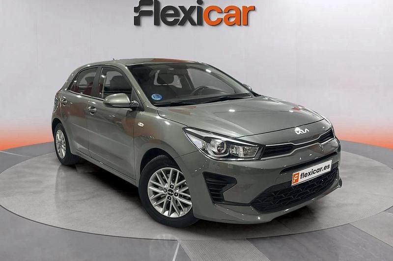 Gris Usado 2023 Kia Rio Berlina | 16.290 € (Precio justo) - Imagen 1/4