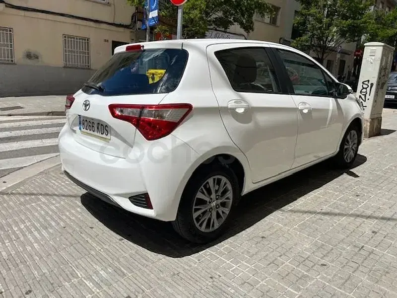 Begagnad Toyota Yaris 111 HK (81 kW) 2017 Blå Sedan
