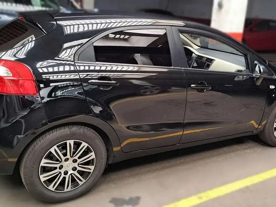 Usado Kia Rio 84 CV (61 kW) 2013 Negro Utilitario