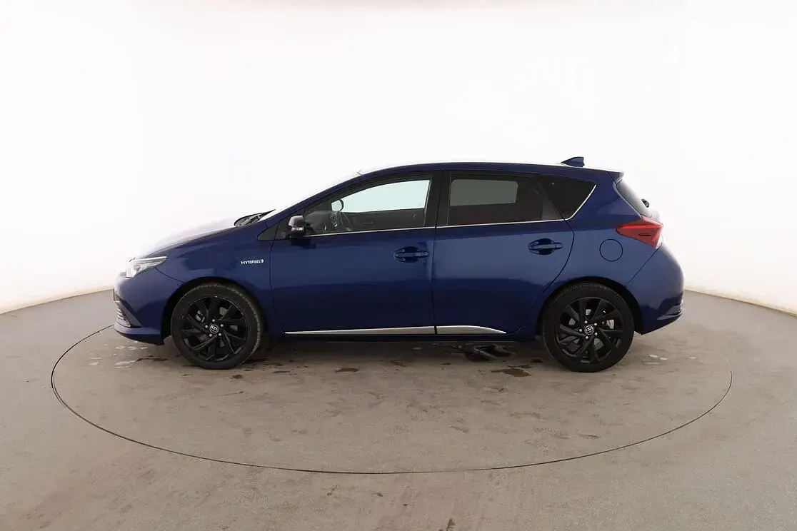 Usado Toyota Auris Hybrid Active 136 CV (100 kW) 2017 Azul Berlina