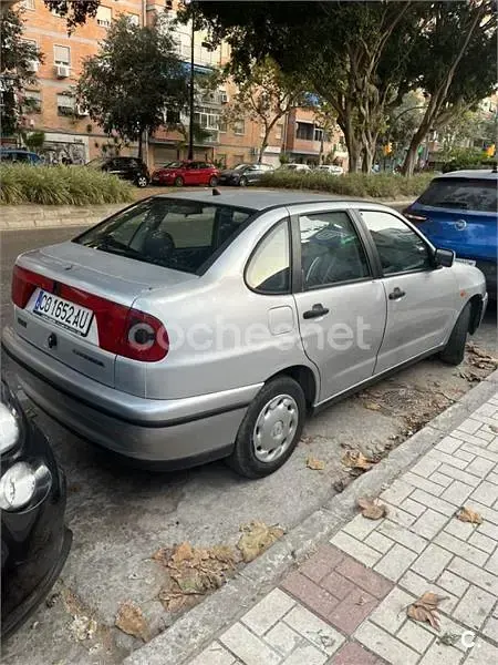 Usado Seat Cordoba 60 CV (44 kW) 1999 Gris / plata Berlina
