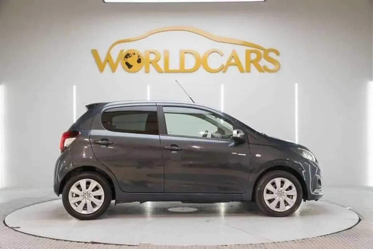 Usado Peugeot 108 Active 72 CV (52 kW) 2021 Gris Utilitario