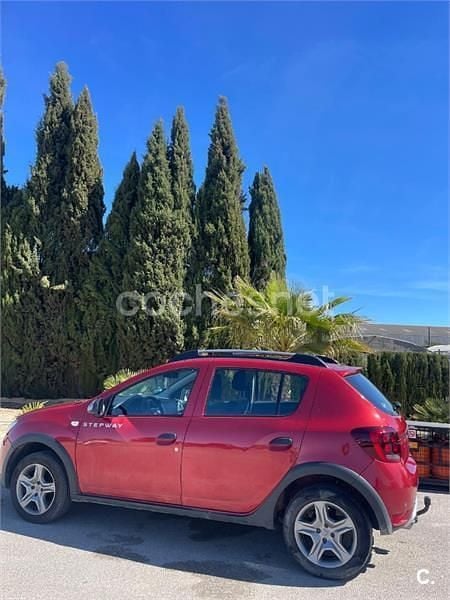 Usado Dacia Sandero Comfort 90 CV (66 kW) 2018 Granate Berlina