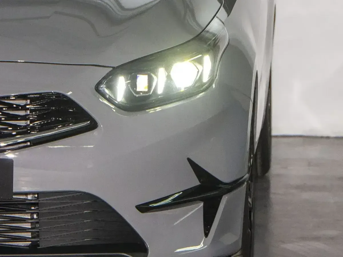 Usado Kia Ceed Style 120 CV (88 kW) 2023 Gris Utilitario