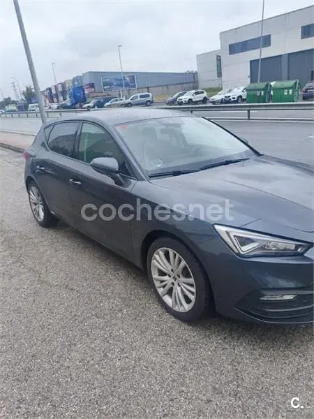 Usado Seat Leon Style 110 CV (80 kW) 2021 Gris / plata Berlina