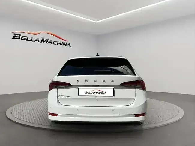 Usado Skoda Octavia Ambition 150 CV (110 kW) 2021 Blanco Familiar