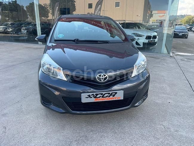 Usado Toyota Yaris Live 70 CV (51 kW) 2012 Varios colores Utilitario