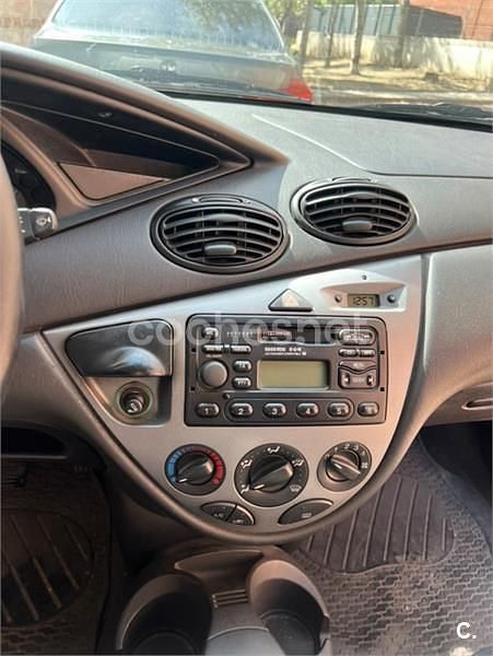 Usado Ford Focus Trend 90 CV (66 kW) 2000 Gris / plata Berlina