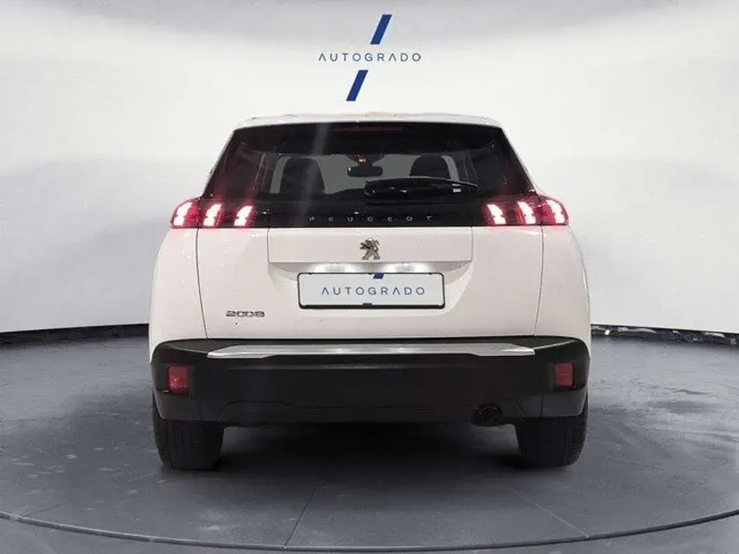 Usado Peugeot 2008 Active 110 CV (80 kW) 2024 Blanco SUV