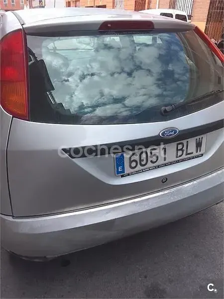 Usado Ford Focus Trend 100 CV (73 kW) 2001 Gris / plata Berlina
