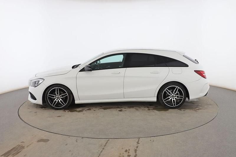 Usado Mercedes CLA180 Shooting Brake AMG line 122 CV (89 kW) 2018 Blanco Familiar