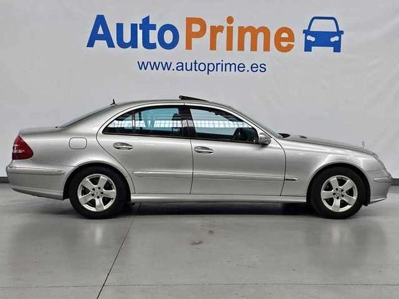 Usado Mercedes E240 Avantgarde 177 CV (130 kW) 2002 Gris / plata Berlina