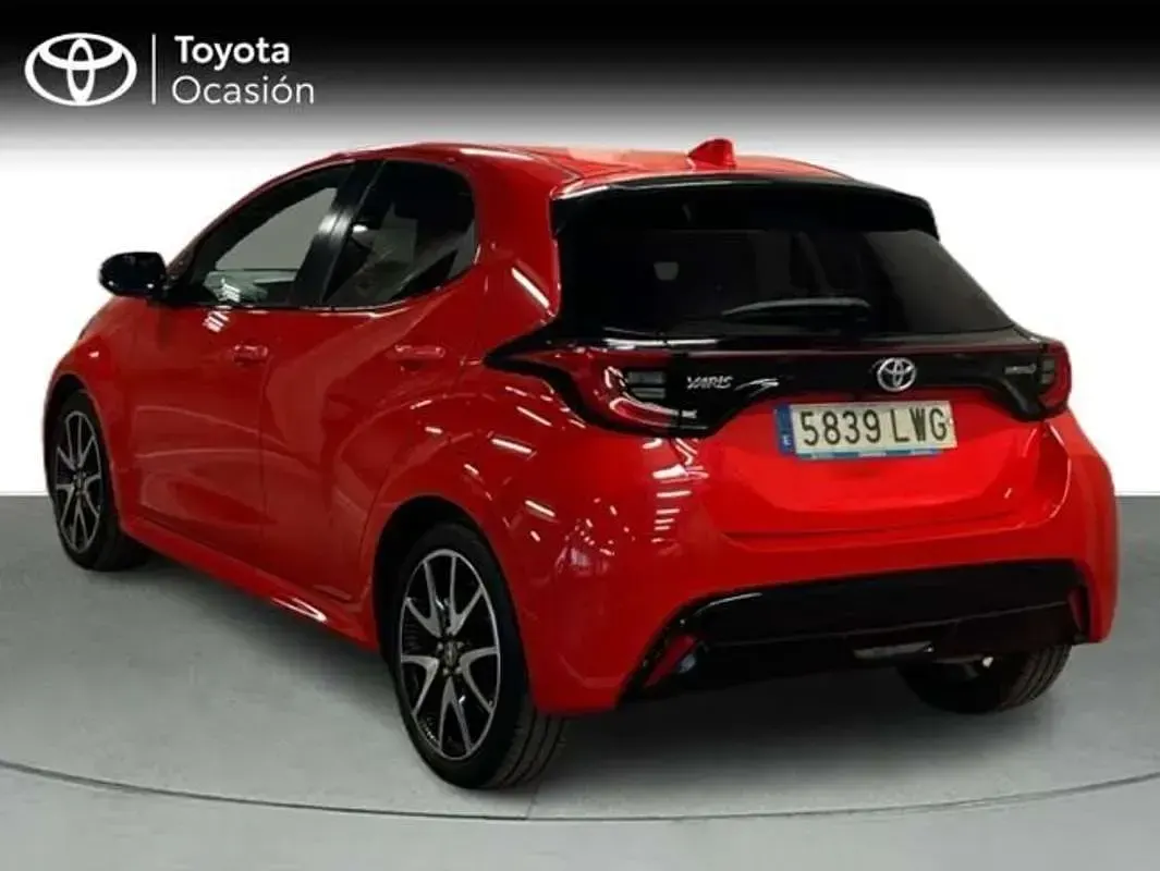 Usado Toyota Yaris Style 116 CV (85 kW) 2022 Rojo Utilitario
