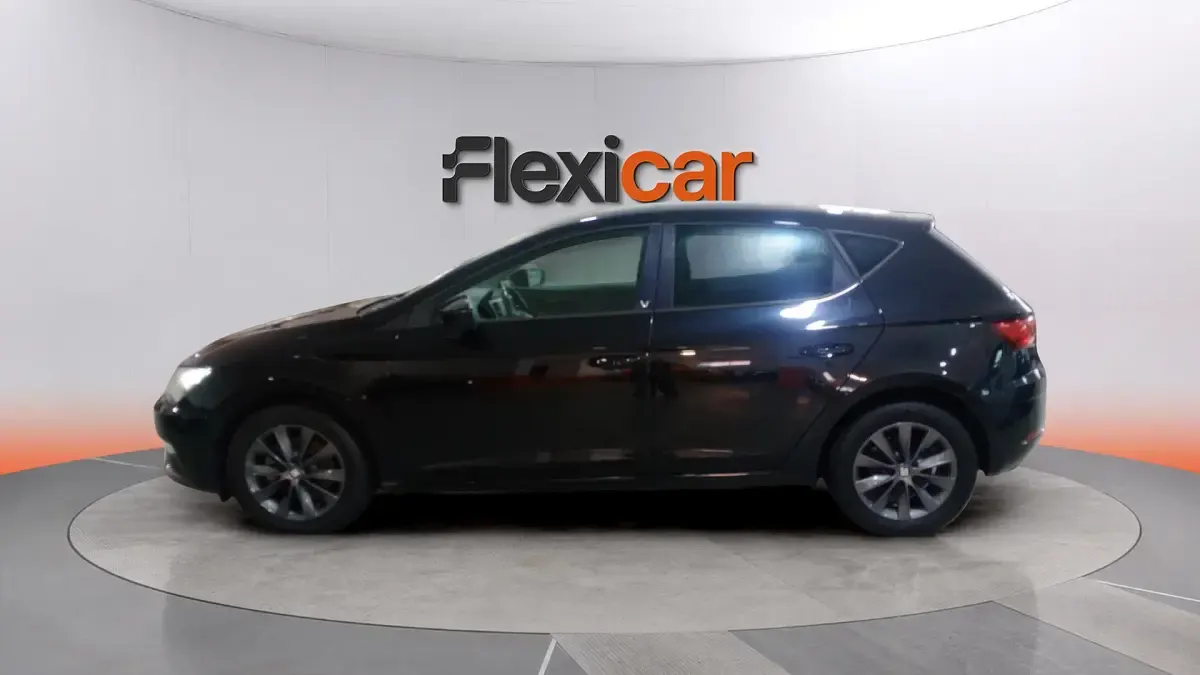 Usado Seat Leon Style 130 CV (95 kW) 2019 Negro Berlina
