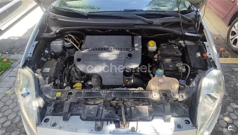 Usado Fiat Grande Punto Dynamic 75 CV (55 kW) 2007 Gris / plata Utilitario