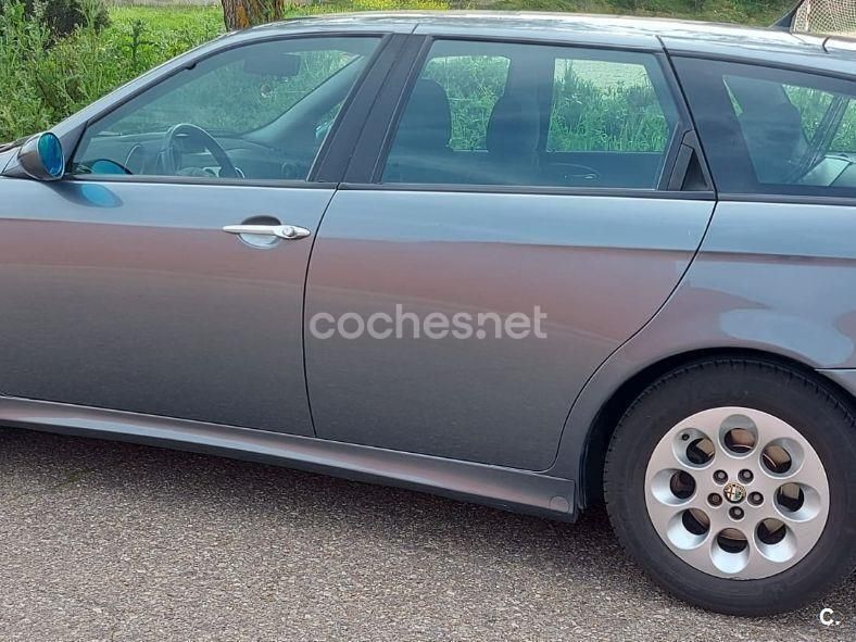 Gris / plata Usado 2003 Alfa Romeo 156 Distinctive Familiar | 2000 € - Imagen 1/4
