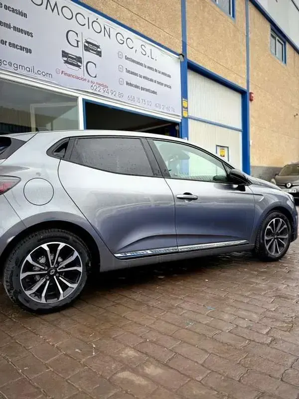 Usado Renault Clio Evolution 114 CV (83 kW) 2025 Gris Utilitario