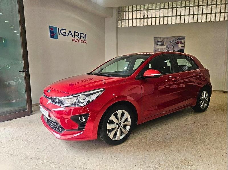 Usado Kia Rio 100 CV (73 kW) 2021 Rojo Berlina