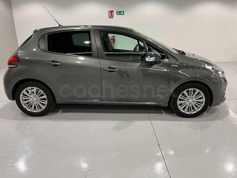 Usado Peugeot 208 Style 100 CV (73 kW) 2018 Gris / plata Utilitario