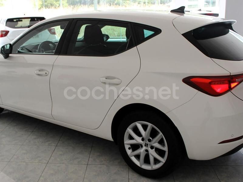 Usado Seat Leon Style 130 CV (95 kW) 2022 Blanco Berlina