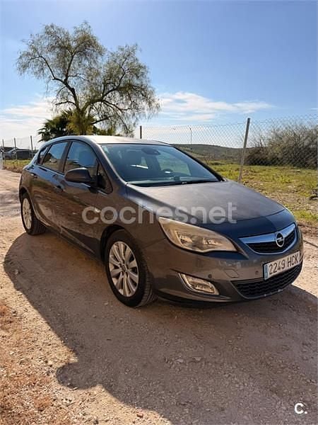 Usado Opel Astra Sportive 110 CV (80 kW) 2013 Negro Berlina