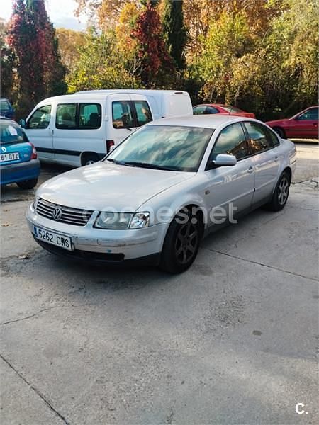 Gris / plata Usado 1999 VW Passat Comfortline Berlina | 800 € - Imagen 1/4