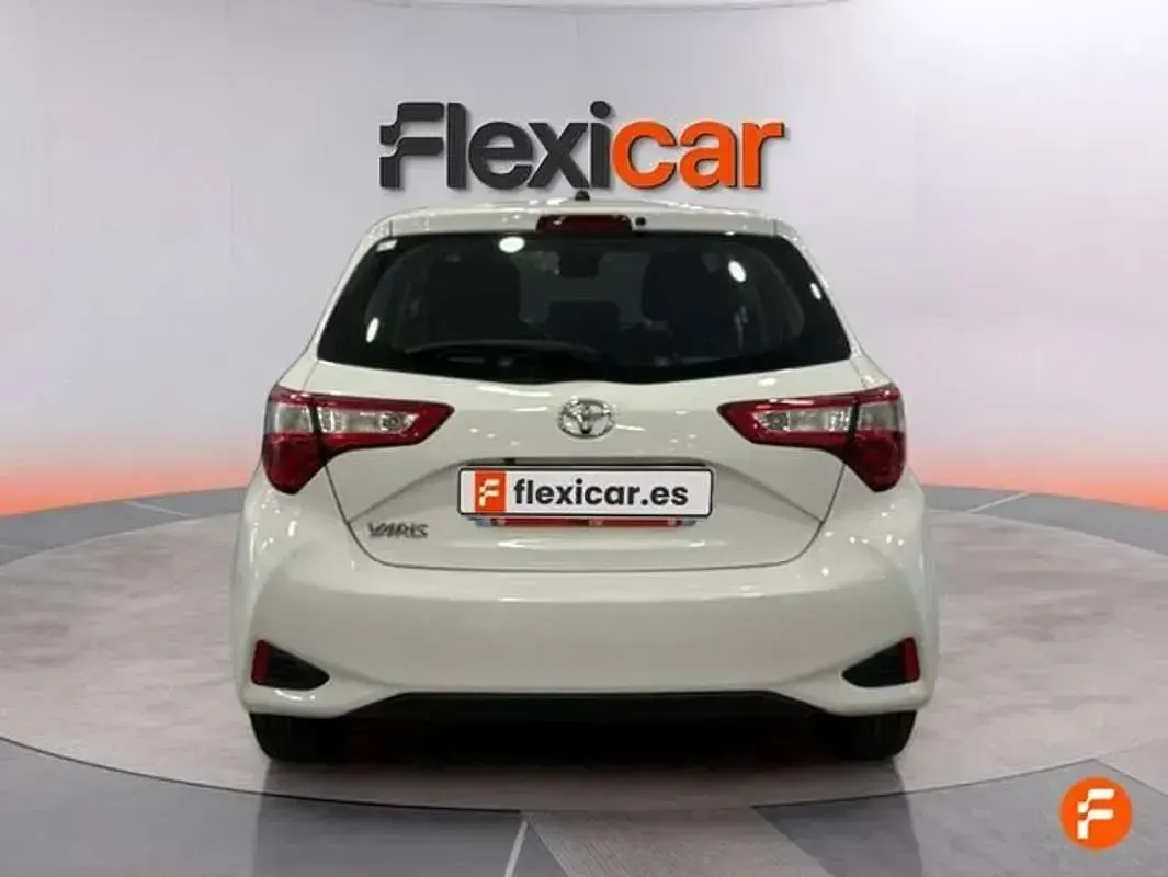 Usado Toyota Yaris Active 111 CV (81 kW) 2018 Blanco Utilitario