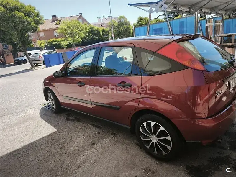 Usado Ford Focus Ambiente 100 CV (73 kW) 1999 Granate Berlina