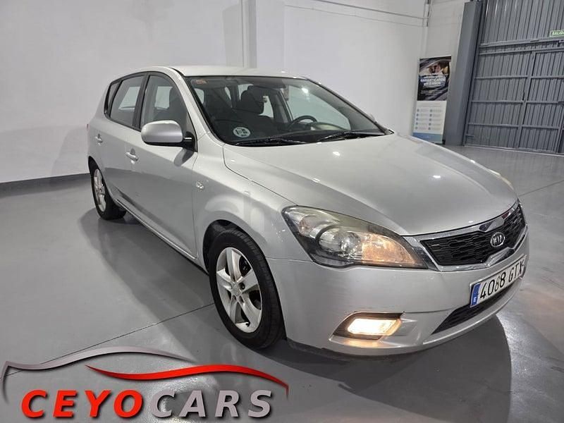 Gris / plata Usado 2010 Kia Ceed Active Utilitario | 3850 € (Precio justo) - Imagen 1/4