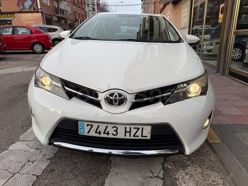 Usado Toyota Auris Active 132 CV (97 kW) 2015 Blanco Berlina