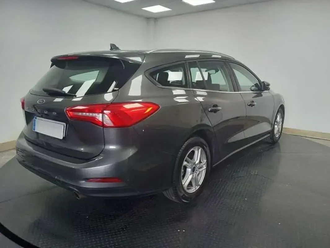 Usado Ford Focus Trend 101 CV (74 kW) 2019 Gris Familiar