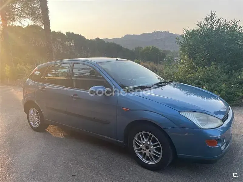 Usado Ford Focus Ambiente 100 CV (73 kW) 2001 Azul Berlina