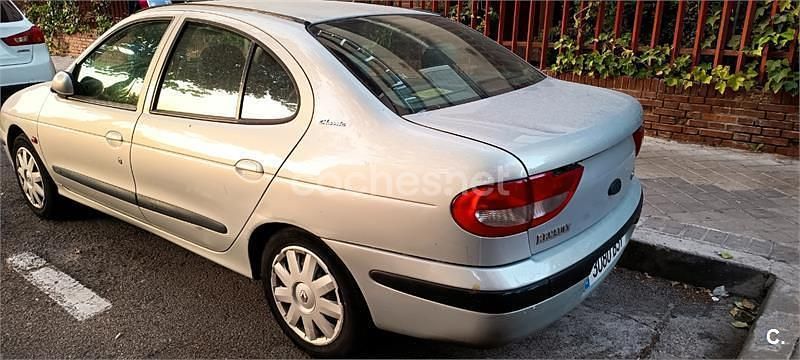Gris / plata Usado 2002 Renault Mégane II Authentique Berlina | 2300 € (Precio justo) - Imagen 1/4