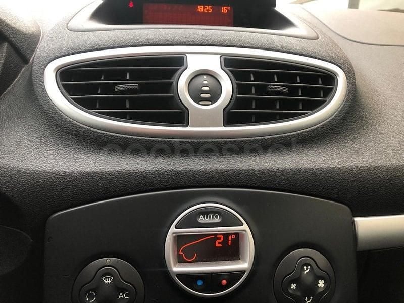 Usado Renault Clio II Authentique 86 CV (63 kW) 2010 Blanco Berlina
