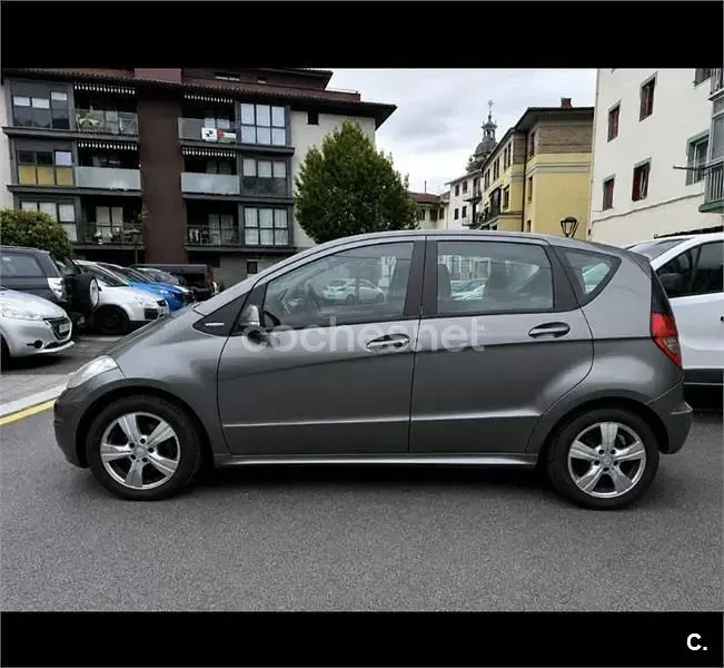 Usado Mercedes A180 Exclusive 109 CV (80 kW) 2010 Gris / plata Monovolumen