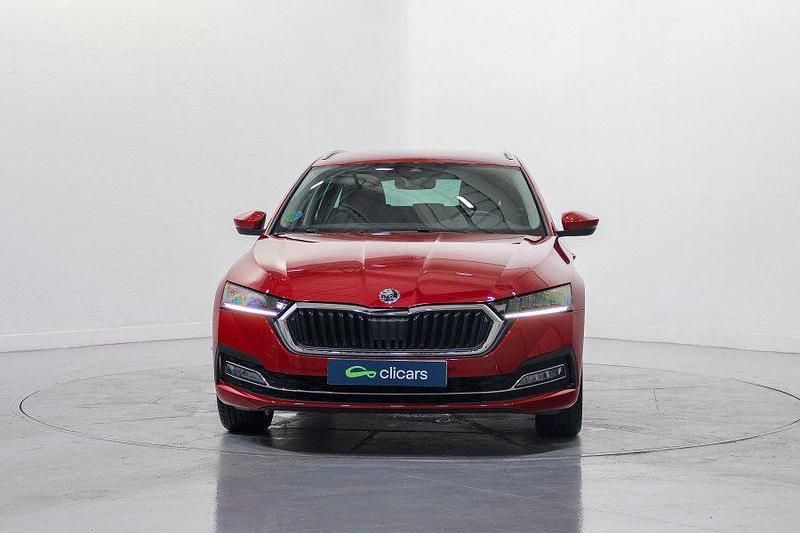 Usado Skoda Octavia Selection 110 CV (80 kW) 2023 Rojo Familiar