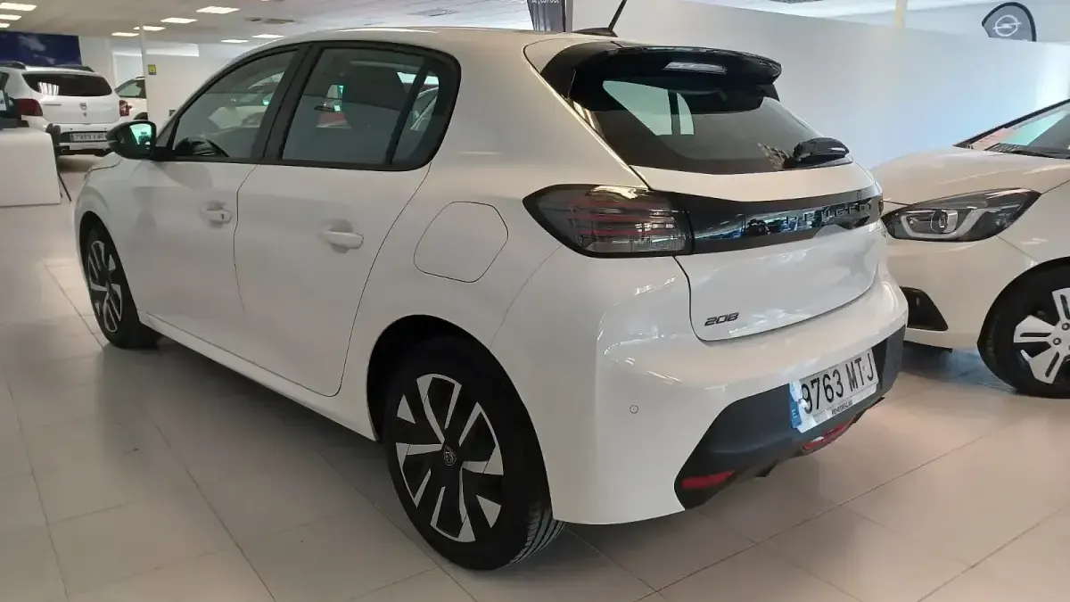 Usado Peugeot 208 Active 100 CV (73 kW) 2024 Blanco Utilitario
