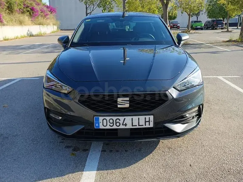 Usado Seat Leon FR 150 CV (110 kW) 2021 Gris / plata Berlina